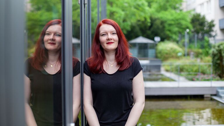 Porträt einer Absolventin des Traineeprogramms im Garten des HZD-Innenhofes