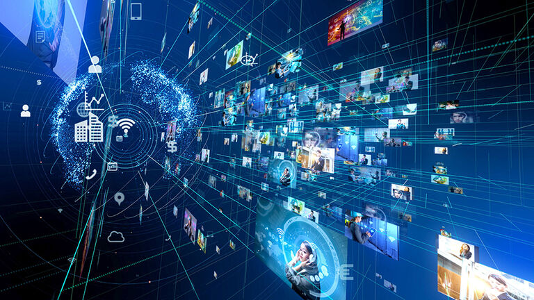 Blaue Grafik mit Weltall-Anmutung, die verschiedene Digitalisierungskomponenten wie die Cloud als Symbole darstellt und mit Fotos junger Menschen zu einem vielschichtigen Netzwerk verwebt