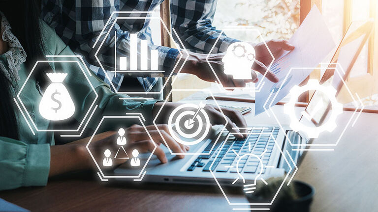 Close-up auf zwei am Laptop arbeitende Menschen mit darüber gelegten Grafik mit verschiedenen Bildelementen, die Begriffe aus dem Arbeitsfeld genossenschaftliche Kooperation symbolisieren