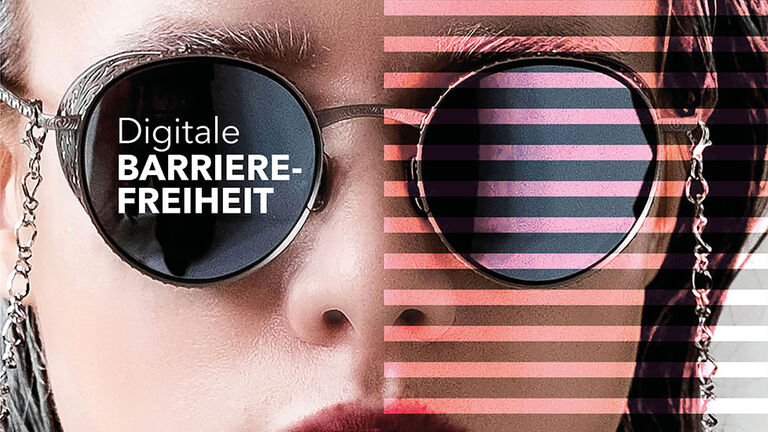 Close-up auf Gesicht von junger Frau mit Sonnenbrille, bei der auf einem Glas der Begriff „Digitale Barrierefreiheit“ steht