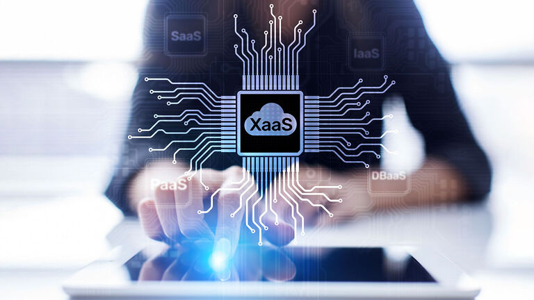 Teilansicht einer Frau mit Finger auf Tablet, darüber gelegt eine schematische Darstellung der verschiedenen Arten von Cloud-Services