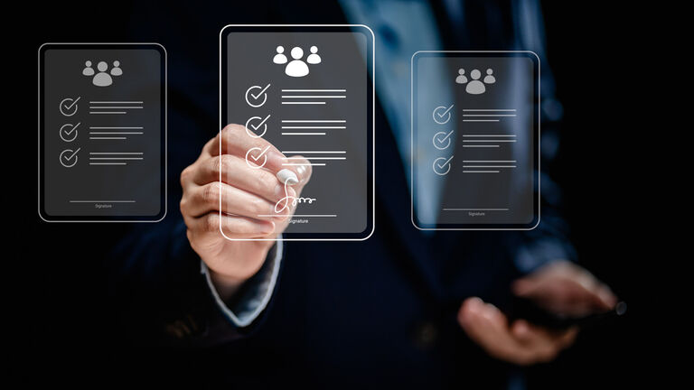 Close-up auf ausgestreckte Hand eines Mannes mit Tablet-Stift, darübergelegt eine stilisierte Grafik mit digitalen Anträgen