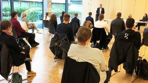 Teil der HZD-Nachwuchsgewinnung: die Einbindung von dual Studierenden Begrüßung der dual Studierenden des Jahrgangs 2021 im großen Konfi der HZD