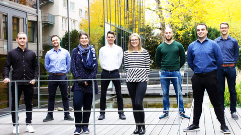 Die nächste Generation von Steuer-IT-Profis: Jahrgang 2021 des FABI-Programms der HZD Die FABIs des Jahrgangs 2021 im Innenhof der HZD
