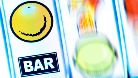 Detail eines Spielautomaten-Monitors mit Drehwalzen, die Zahlen und Symbole zeigen