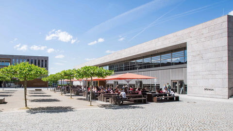 HZD-Partner beim dualen Studium: die Hochschule Fulda Campus der Hochschule Fulda mit Außenbereich der Mensa