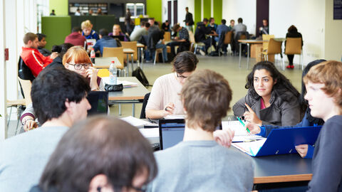 HZD-Partner beim dualen Studium: die Hochschule Darmstadt Dual Studierende in der Mensa der Hochschule Darmstadt