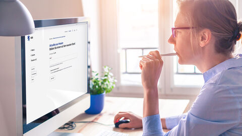 Die neuesten Informationen als Abo – mit dem HZD-Newsletter Blick auf Computer-Bildschirm einer Frau, die HZD-Newsletter abonniert