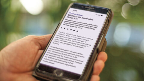 Teil des Portfolios der HZD: Produkte und Fachanwendungen zum effizienten Arbeiten Smartphone mit Text auf der HZD-Website zum Thema IT-Produkte