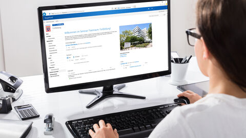 Im Seminarangebot der HZD und ihrer IT-Fortbildung: der Teamraum SharePoint Junge Frau, die auf ihrem PC mit SharePoint arbeitet