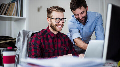 Qualifizierung für IT-Aufgaben – mit dem Trainee-Programm der HZD Mann, der einem möglichen Trainee etwas am Computer erklärt