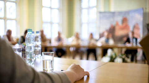 Schulungen für die hessische Landesverwaltung: die IT-Fortbildung der HZD Blick auf Klasse mit Seminarteilnehmern aus Sicht des Dozenten