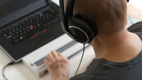Im Seminarangebot der HZD und ihrer IT-Fortbildung: barrierefreie IT Mann am PC-Arbeitsplatz mit Braille-Tastatur
