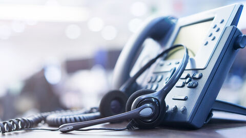 Im Seminarangebot der HZD und ihrer IT-Fortbildung: die Telefonie-Lösung HessenVoice Tischtelefon mit zahlreichen Funktionstasten und daran gelegtem Headset