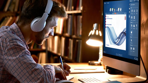 Im Seminarangebot der HZD und ihrer IT-Fortbildung: der virtuelle Klassenraum Vite-ro Lernsituation mit Mann am Schreibtisch, der an einem Online-Seminar teilnimmt