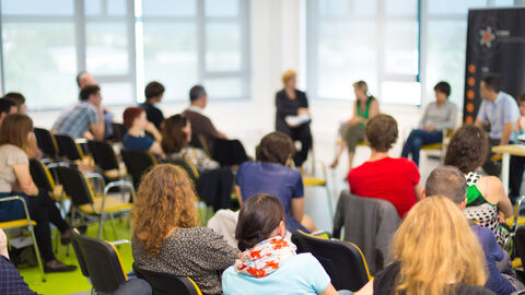 Gut besuchter Meeting-Raum mit Blick auf Vortragende
