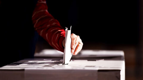 Wahl-IT Hessen Hand an der Wahlurne bei der Stimmzettel-Abgabe