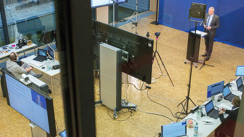 Blick von oben auf den Studioaufbau für die HZD-Dienstversammlung mit Direktor Joachim kaiser am Stehpult