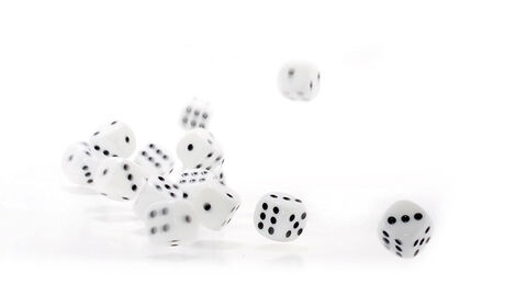 Gewinnbringender Einsatz der HZD: das Spielersperrsystem OASIS Fallende weiße Spielwürfel