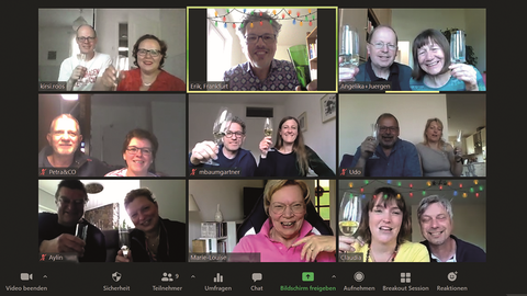 Screenshot einer digitalen Geburtstagsfeier mit neun Einzel-Screens von Teilnehmern, die sich zuprosten