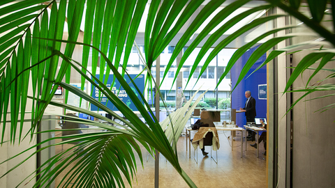 Blick in den Konferenzraum der HZD, in dem Direktor Joachim Kaiser die Teilnehmenden per Skype-Übertragung begrüßt