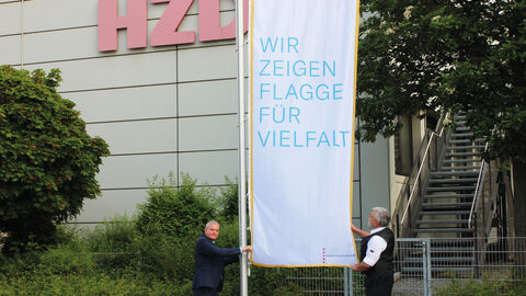 JB_2021_Mai_Diversity Day  Blick auf das HZD-Gebäude mit Flagge zum Diversity-Day