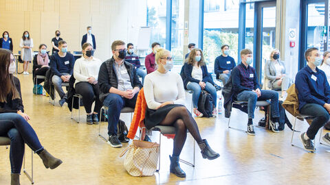 JB_2021_Oktober_Duales Studium 2021 Blick in den HZD-Konferenzraum mit Dual Studierenden