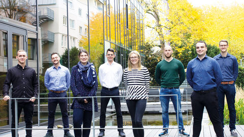 JB_2021_10_Oktober_FABIs Acht FABIs auf der Terrasse im HZD-Garten