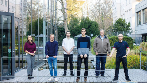 JB_2021_Dezember_Duales-Studium_Abschluss Absolventen des Dualen Studiums mit HZD-Verantwortlichen auf der Gartenterrasse