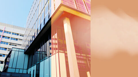 Blick auf die HZD-Zentrale mit extrem gewählter Bildperspektive und künstlerisch verfremdeter Farbgebung