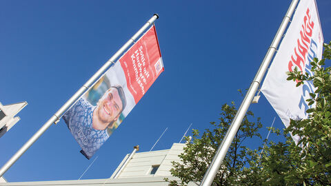 Fahnen-Motiv Recruiting Fahnen mit neuem Recruiting-Motiv vor dem HZD-Haupthaus