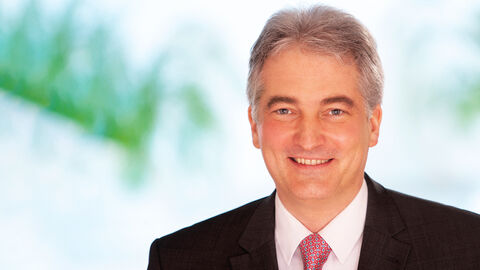 Oliver Giebel, Kunden-, Projekt- und Architekturmanagement der HZD Porträtfoto Oliver Giebel