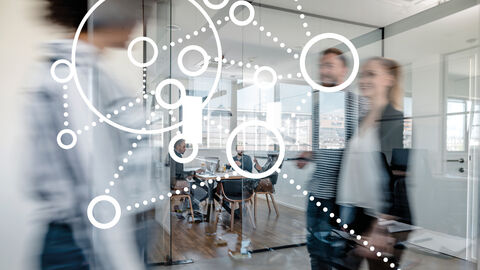 Abwicklung mit ganzheitlichem Ansatz – Projektmanagement made by HZD Menschen in und vor einem Besprechungsraum mit darübergelegter Grafik aus Kreisen und Punkten, die ganzheitliches Projektmanagement symbolisiert