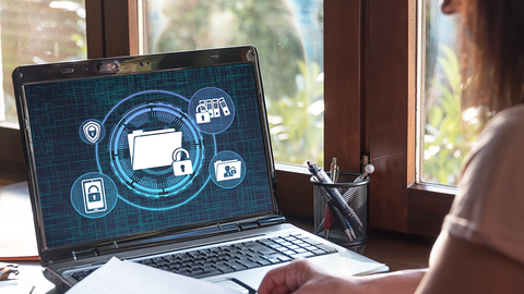 Neues Angebot der HZD IT-Fortbildung: Qualifizierung als Expert*in für Informationssicherheit Blick auf einen Schreibtisch mit Laptop, auf dessen Bildschirm stilisierte Akten mit Schlössern zu sehen sind