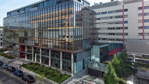 Außenansicht der Wiesbadener Zentrale aus erhöhter Perspektive