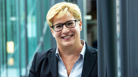 Sybille Lunze, IT-Netzplanerin bei der HZD Porträtfoto Sybille Lunze