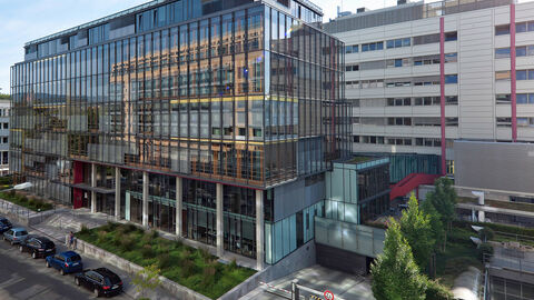 Außenansicht der Wiesbadener Zentrale aus erhöhter Perspektive