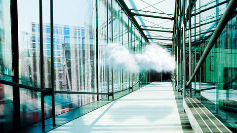 Teil des Portfolios der HZD: die Transformation der Angebote in Richtung Cloud-Dienste Blick in einen Übergang der HZD, in dem eine weiße Wolke schwebt