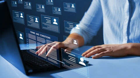 Bildkomposition mit Foto eines Mannes am Laptop und darüber gelegter Grafik zum Thema Lizenzen