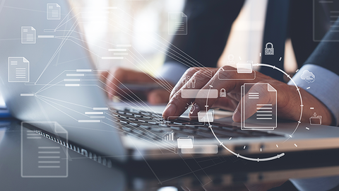 Hände auf der Tastatur eines Laptops mit darüber gelegter Grafik mit stilisierten Dokumenten, die für die Digitalisierung der Verwaltung stehen