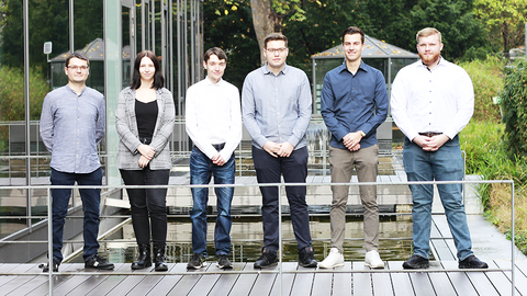 Nachwuchs für die Steuer-IT: der FABI-Jahrgang 2022 der HZD Gruppenfoto der neuen FABIs der HZD, die im Innenhof nebeneinander auf einer Holzplattform über dem Wasserbecken stehen