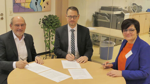 Hans-Georg Ehrhardt-Gerst und Ellen Bittorf vom HZD-Standort Hünfeld sowie Schulleiter Markus Bente von der Wigbertschule bei der Unterzeichnung der Kooperationsvereinbarung