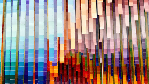 Von der Decke hängende Papierstreifen mit aufgedruckten Farbfeldern in unterschiedlichsten Tönen und Schattierungen