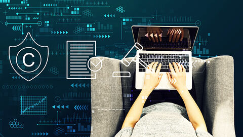 Zentrales Thema der ALD-Tagung bei der HZD: Lizenzmanagement Blick von oben auf Frau, die mit Laptop auf den Knien arbeitet; darübergelegt eine Grafik mit Copyright- und Justiz-Symbolen