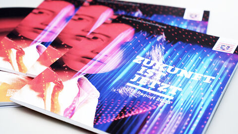 Fächerartig ausgelegte Ausgaben des neuen HZD-Report, der als neues Format die bisherigen Jahresberichte ablöst