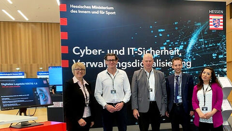 Gemeinsam für mehr Cybersicherheit: Ingolf Fiedler, Andreas Schlicher und Dr. Martin Schmidt vom hessischen Innenministerium sowie die KRITIS-Teampartnerinnen von der HZD Stand des hessischen Innenministeriums auf dem Cybersicherheitsgipfel 2023 mit fünf Personen aus dem KRITIS-Team des Innenministeriums und der HZD