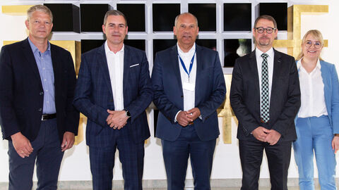 Angeregter Austausch beim Besuch der HZD in Hünfeld: Winfried Klüber (HZD), Thomas Kaspar (Technischer Direktor der HZD), Justizminister Dr. Roman Poseck, Hans-Georg Ehrhardt-Gerst (Leiter der HZD-Außenstelle Hünfeld) und Anna-Lena Wiegand (HZD) Gruppenfoto des Besuchs von Prof. Dr. Roman Poseck bei der HZD Hünfeld, auf dem neben dem Justizminister unter anderem der Thomas Kaspar (der Technische Direktor der HZD) und Hans-Georg Ehrhardt-Gerst (der Leiter der Außenstelle) zu sehen sind