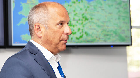Zu Besuch bei der HZD in Hünfeld: Justizminister Poseck, der sich unter anderem über die elektronische Fußfessel informierte Justizminister Poseck vor einem Überwachungsbildschirm im Technischen Monitoring Center der HZD-Außenstelle in Hünfeld