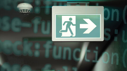 Zielführendes IT-Notfallmanagement – eine der Aufgaben des HZD-Informationssicherheitsmanagements Großaufnahme eines Notausgangsschilds neben einem Rauchmelder, unscharf dahinter gelegt eine Grafik aus Programmierbefehlen