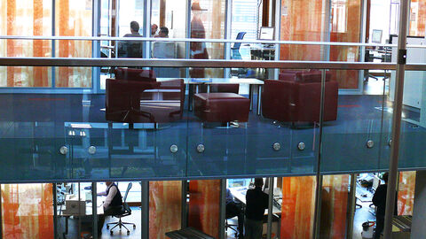 Arbeitgeber mit hervorragendem Arbeitsklima: die HZD Blick auf zwei Etagen mit Büroräumen im Haupthaus der HZD, die durch ihre räumliche und farbliche Gestaltung sehr einladend wirken